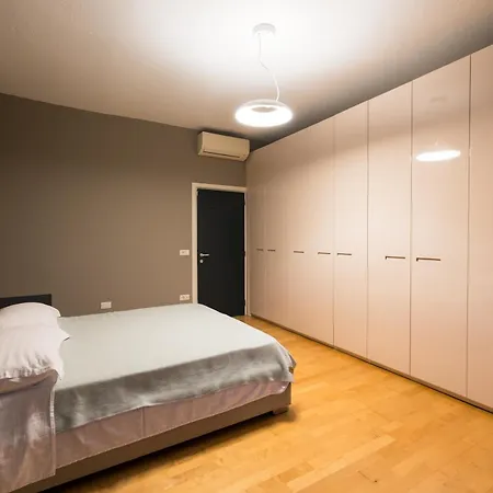 Center Luxury Landing 아파트